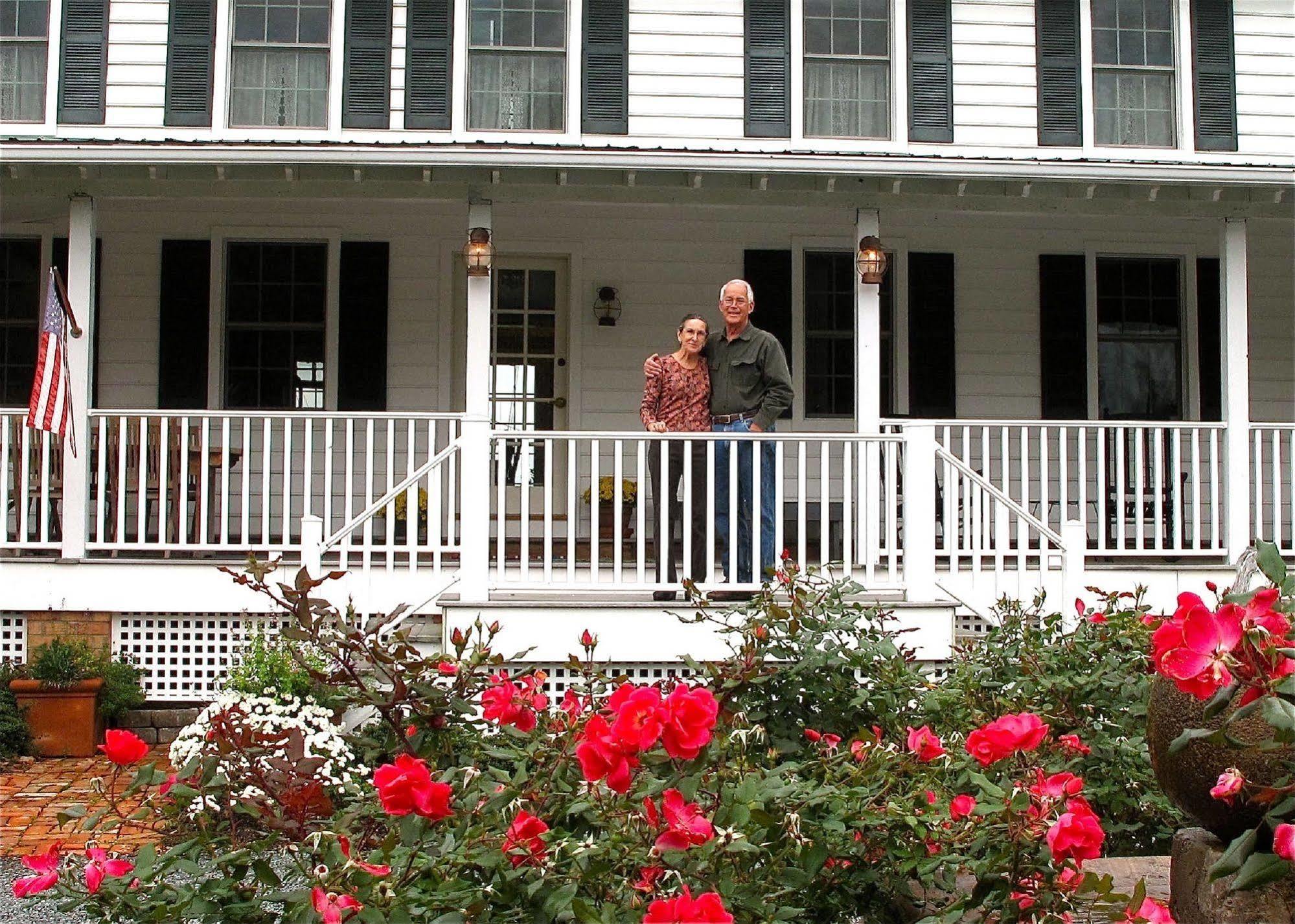 Lazyjack Inn On Dogwood Harbor Tilghman Island Exteriör bild